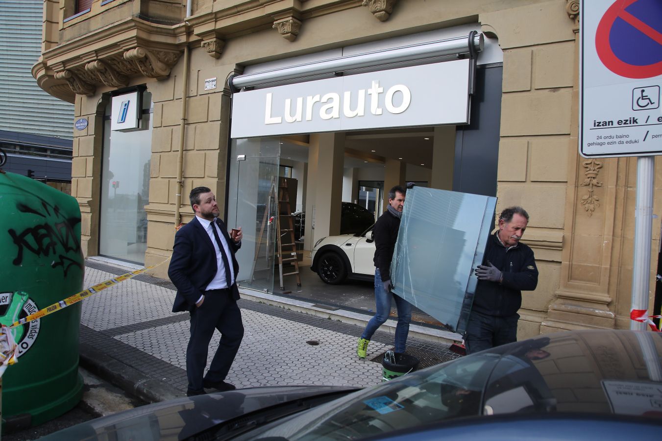 El temporal continúa azotando la costa, con fuerte oleaje y rachas de viento muy potentes que han alcanzado los 128 kilómetros por hora en zonas costeras, lo que han provocado afecciones.