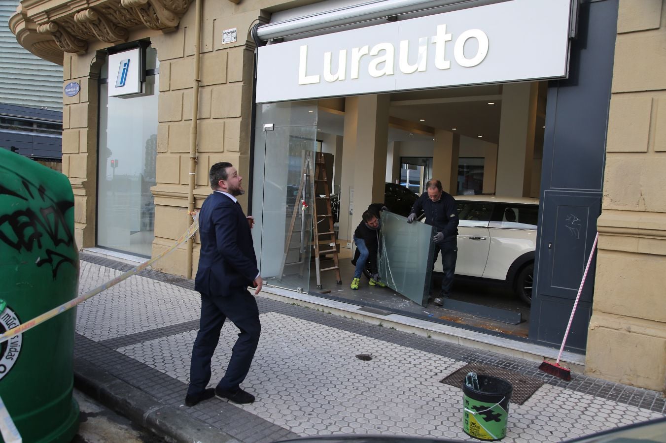 El temporal continúa azotando la costa, con fuerte oleaje y rachas de viento muy potentes que han alcanzado los 128 kilómetros por hora en zonas costeras, lo que han provocado afecciones.