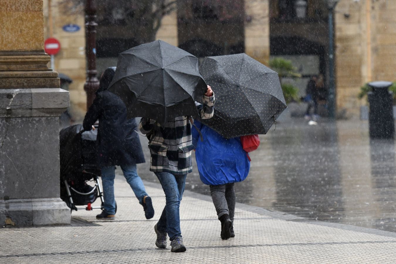 El temporal continúa azotando la costa, con fuerte oleaje y rachas de viento muy potentes que han alcanzado los 128 kilómetros por hora en zonas costeras, lo que han provocado afecciones.
