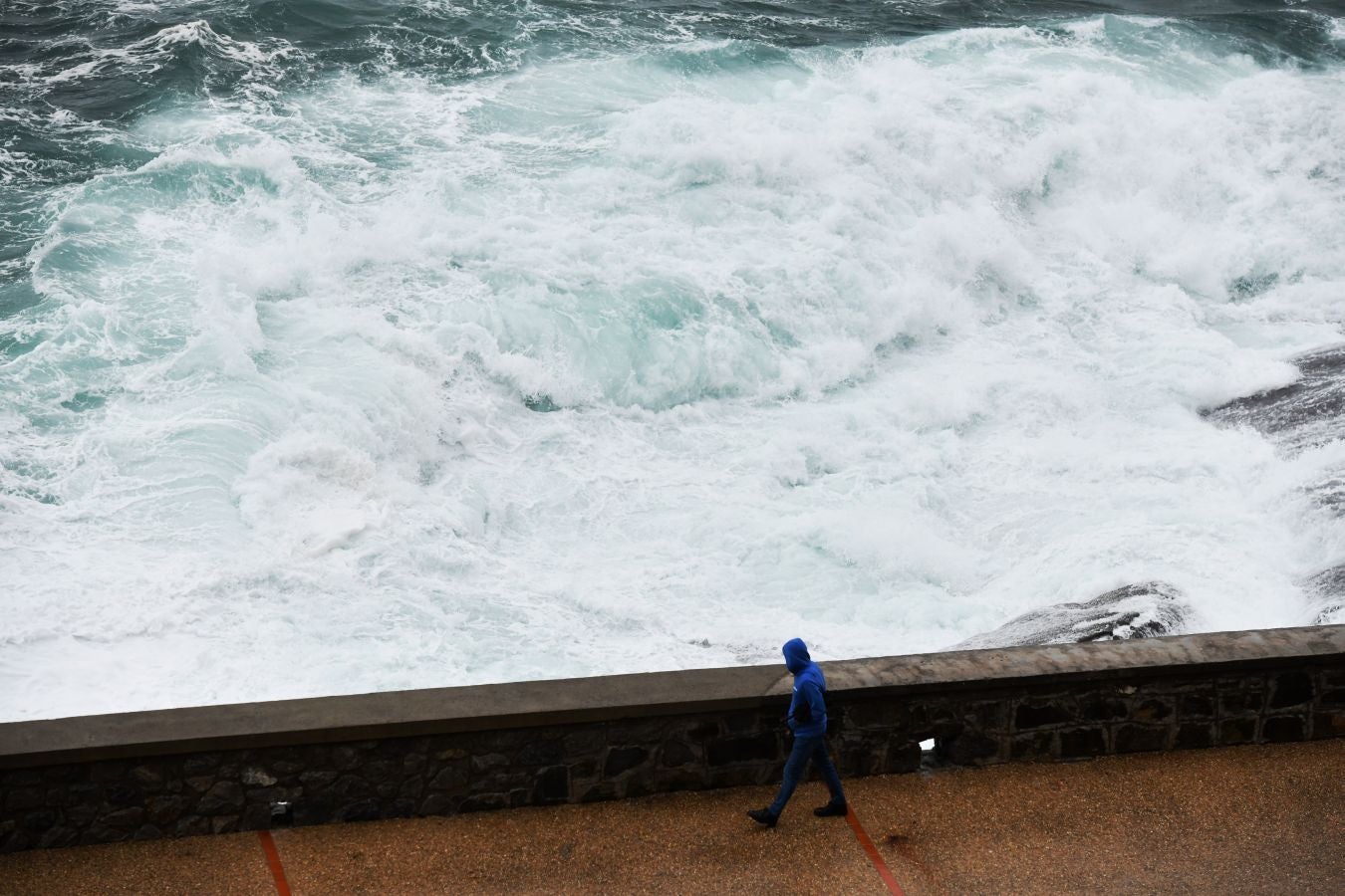 El temporal continúa azotando la costa, con fuerte oleaje y rachas de viento muy potentes que han alcanzado los 128 kilómetros por hora en zonas costeras, lo que han provocado afecciones.