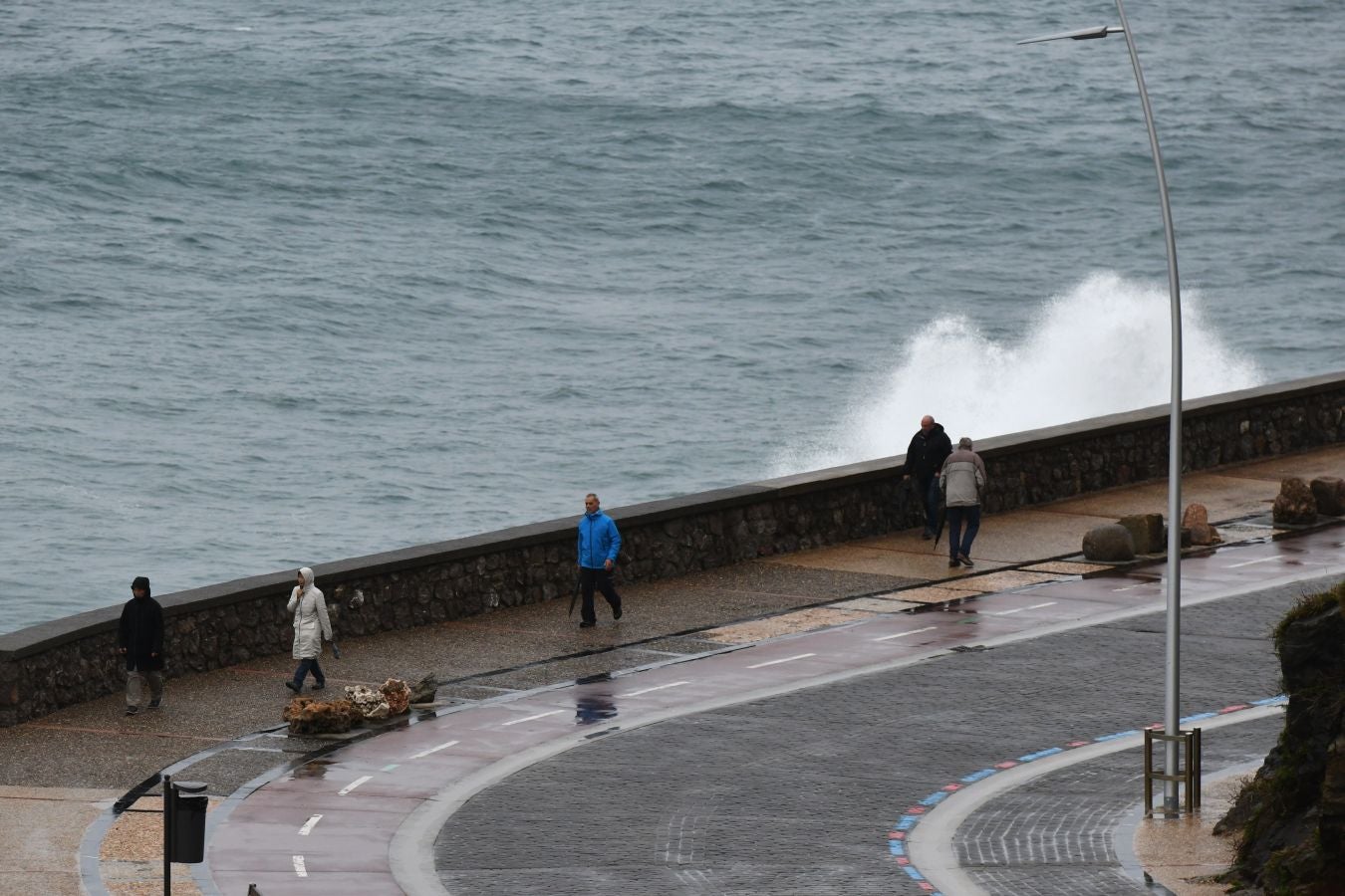 El temporal continúa azotando la costa, con fuerte oleaje y rachas de viento muy potentes que han alcanzado los 128 kilómetros por hora en zonas costeras, lo que han provocado afecciones.