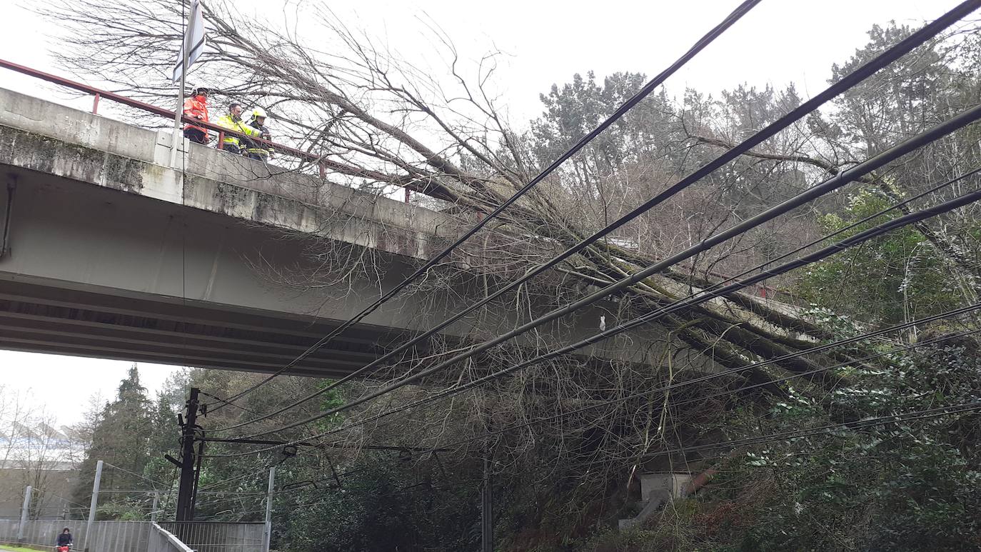El temporal continúa azotando la costa, con fuerte oleaje y rachas de viento muy potentes que han alcanzado los 128 kilómetros por hora en zonas costeras, lo que han provocado afecciones.