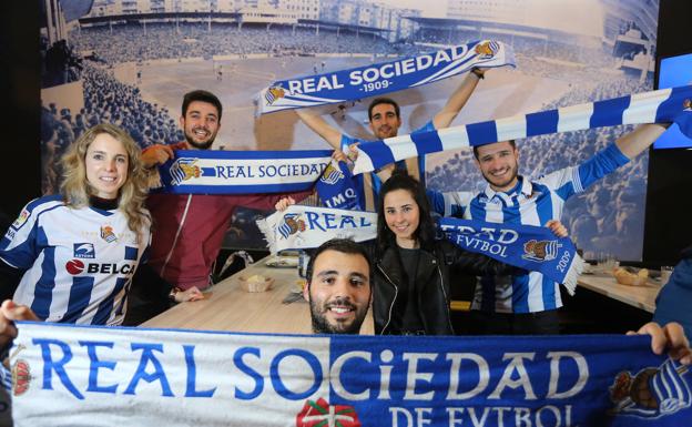 Torrecilla, González, Zabala, De la Calle, Rodriño y Pérez posan ante el mural de Atotxa que hay en el comedor del restaurante 'La venta cervecería' en San Sebastián.