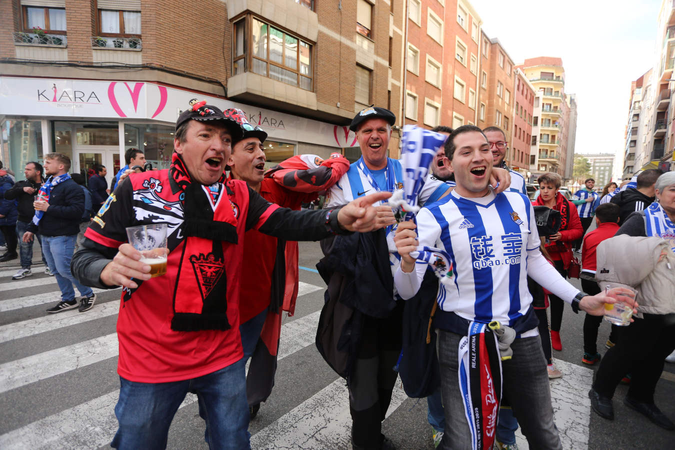 La afición de la Real Sociedad disfruta en las calles de la localidad burgalesa antes del Mirandés-Real.