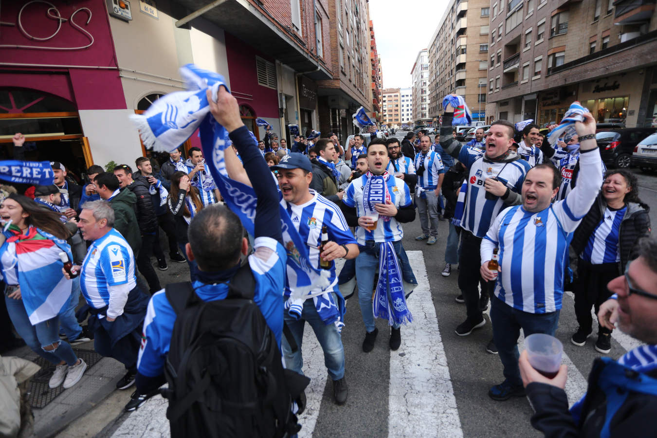 La afición de la Real Sociedad disfruta en las calles de la localidad burgalesa antes del Mirandés-Real.