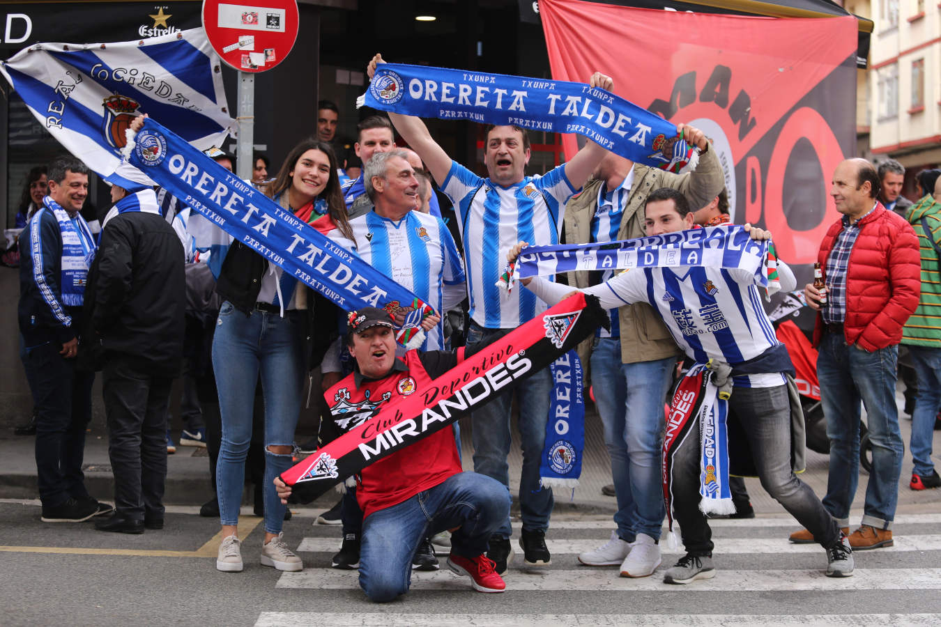 La afición de la Real Sociedad disfruta en las calles de la localidad burgalesa antes del Mirandés-Real.