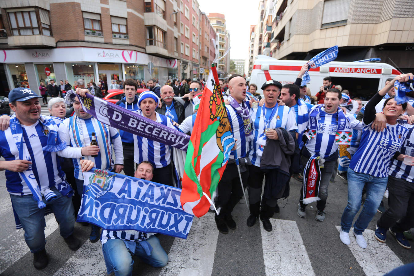 La afición de la Real Sociedad disfruta en las calles de la localidad burgalesa antes del Mirandés-Real.