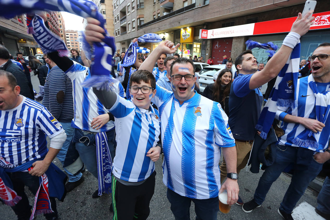 La afición de la Real Sociedad disfruta en las calles de la localidad burgalesa antes del Mirandés-Real.