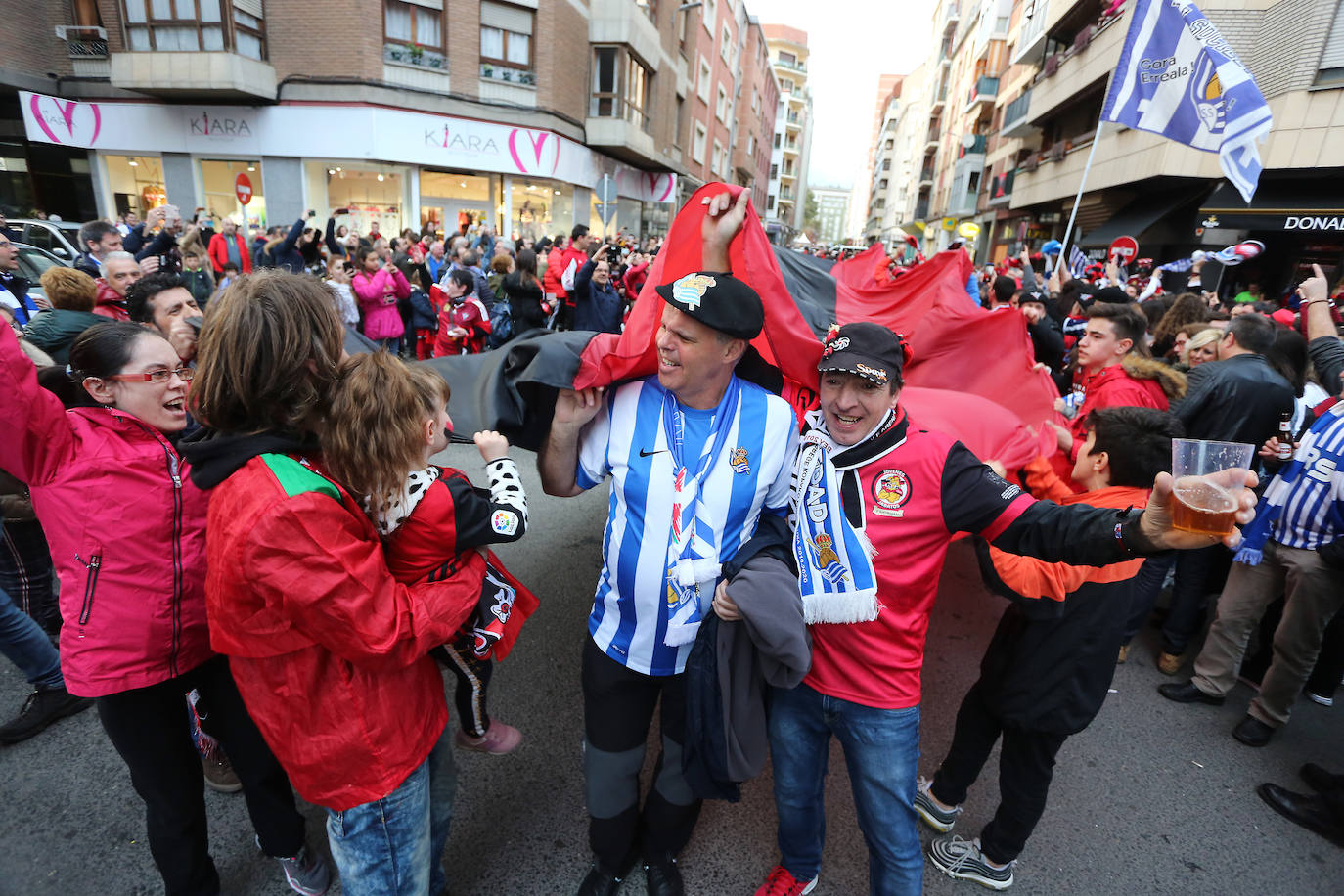 La afición de la Real Sociedad disfruta en las calles de la localidad burgalesa antes del Mirandés-Real.