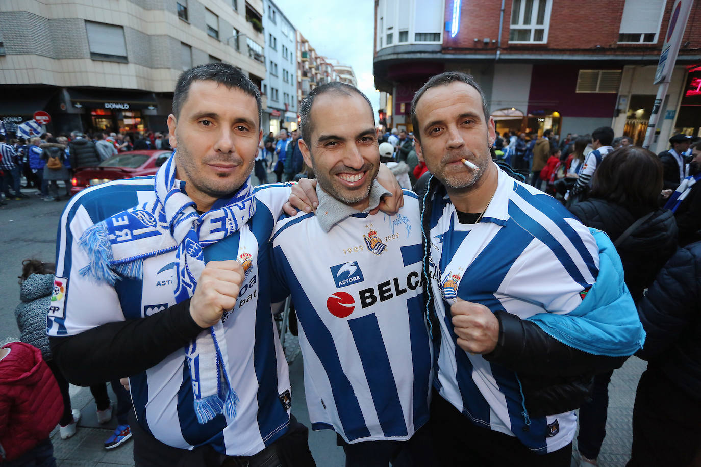 La afición de la Real Sociedad disfruta en las calles de la localidad burgalesa antes del Mirandés-Real.