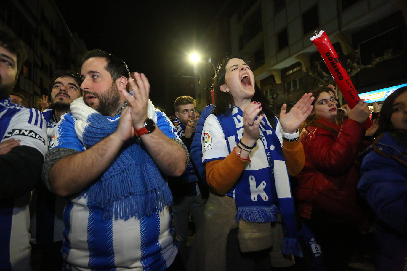 La afición de la Real Sociedad disfruta en las calles de la localidad burgalesa antes del Mirandés-Real.