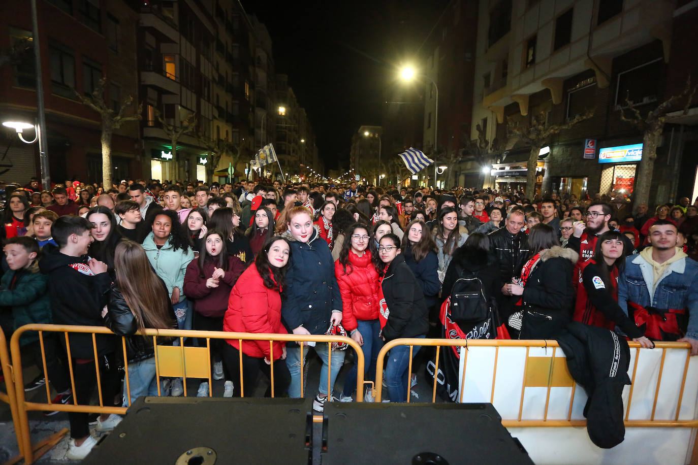 La afición de la Real Sociedad disfruta en las calles de la localidad burgalesa antes del Mirandés-Real.