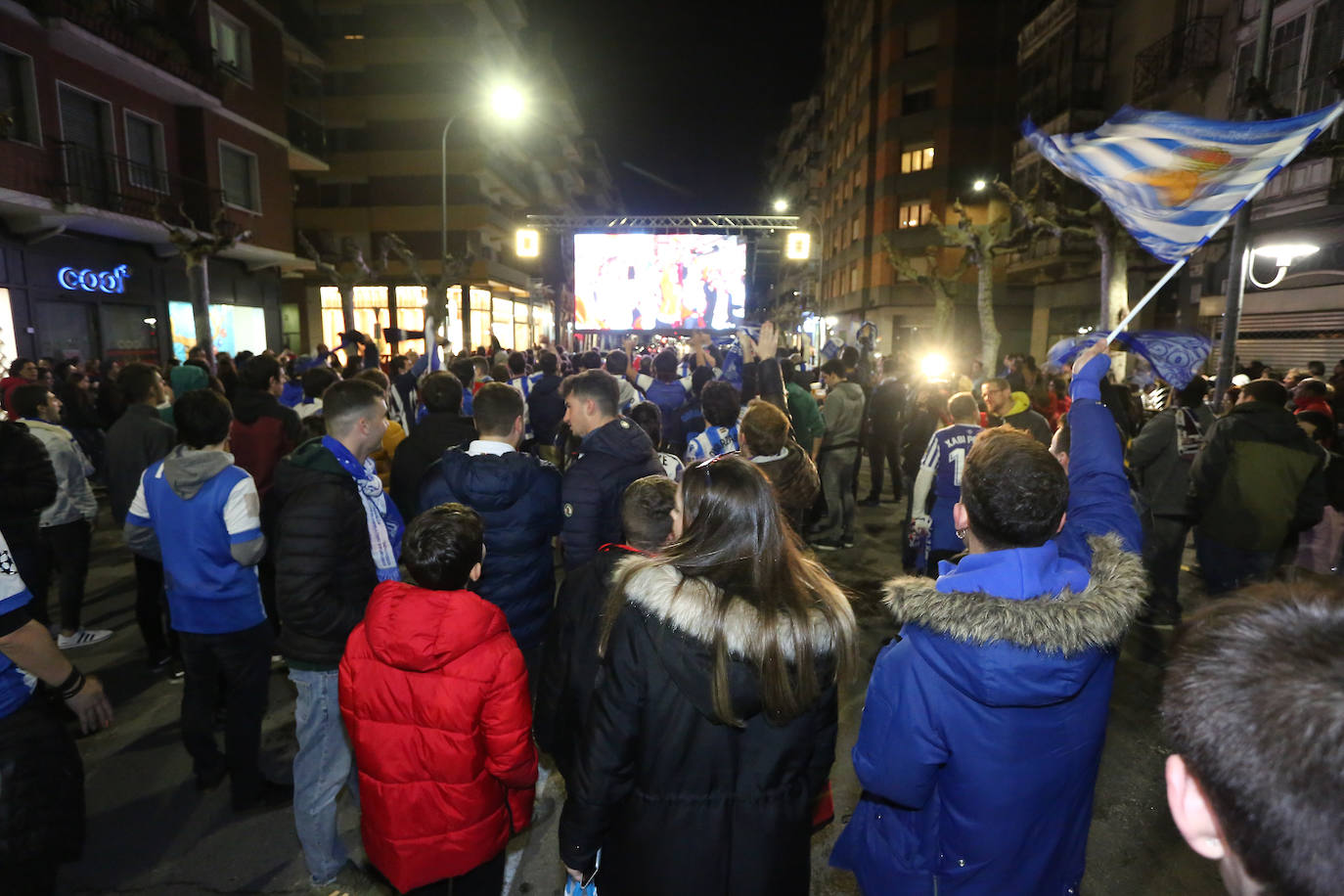 La afición de la Real Sociedad disfruta en las calles de la localidad burgalesa antes del Mirandés-Real.