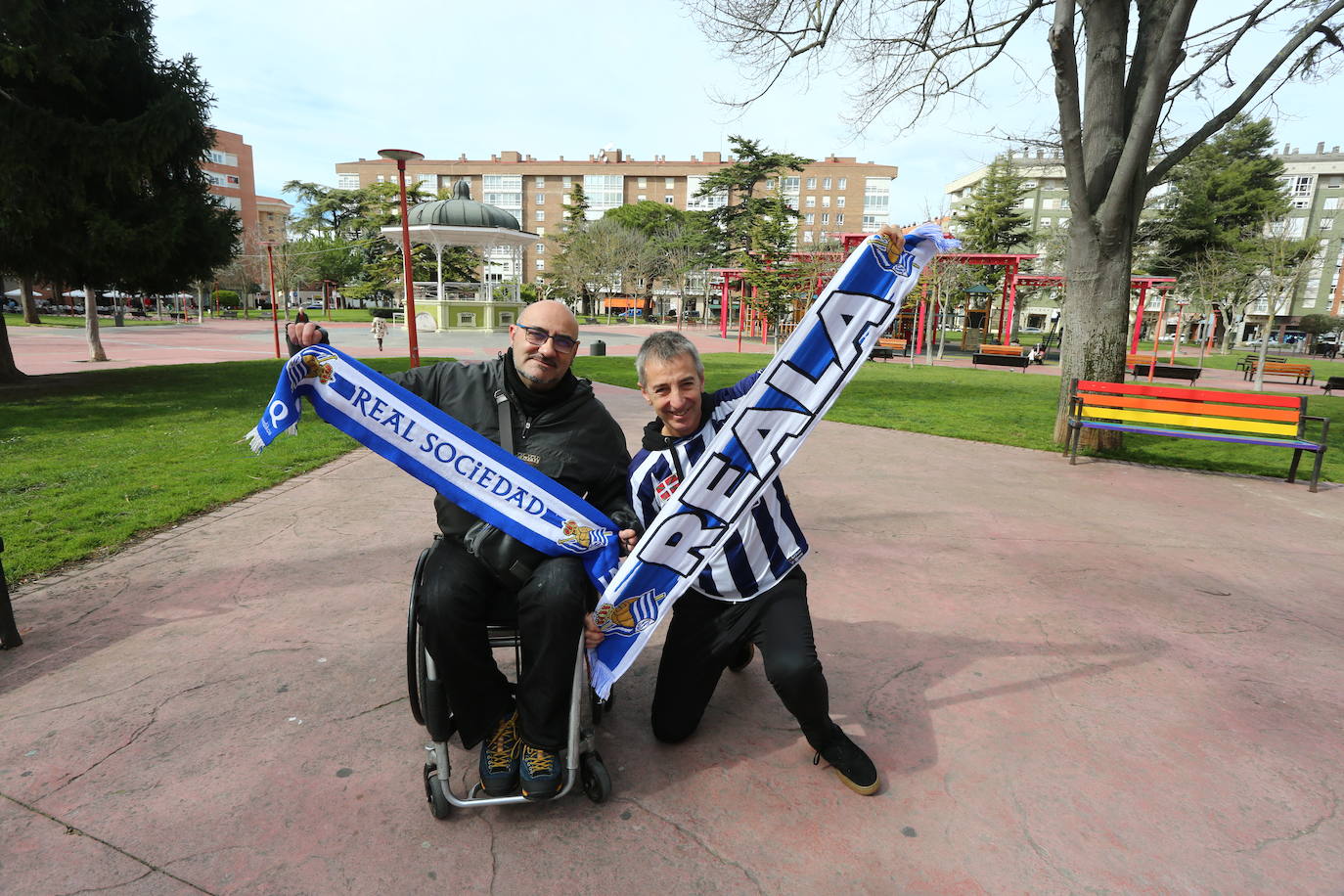 La afición de la Real Sociedad disfruta en las calles de la localidad burgalesa antes del Mirandés-Real.