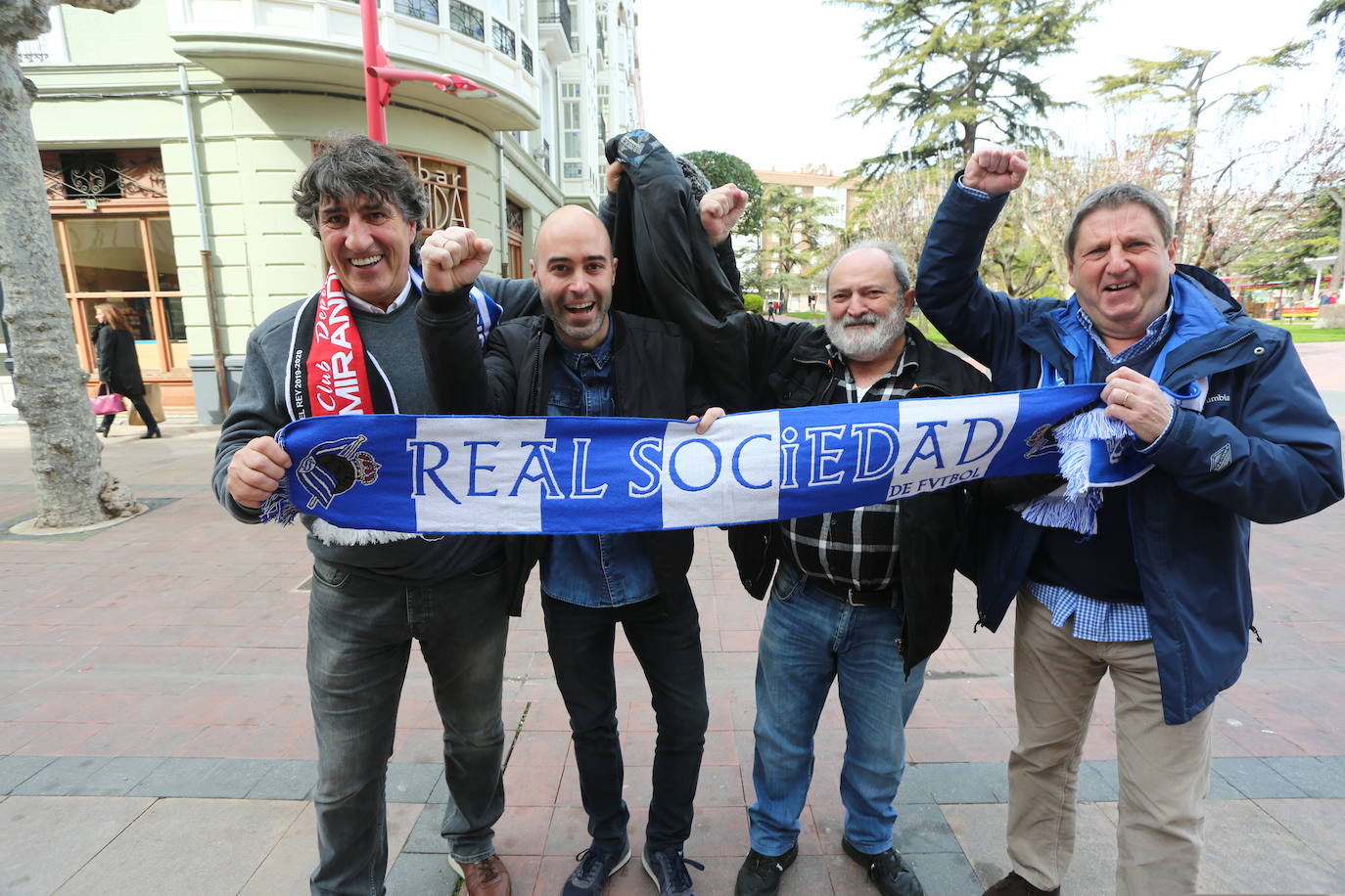 La afición de la Real Sociedad disfruta en las calles de la localidad burgalesa antes del Mirandés-Real.