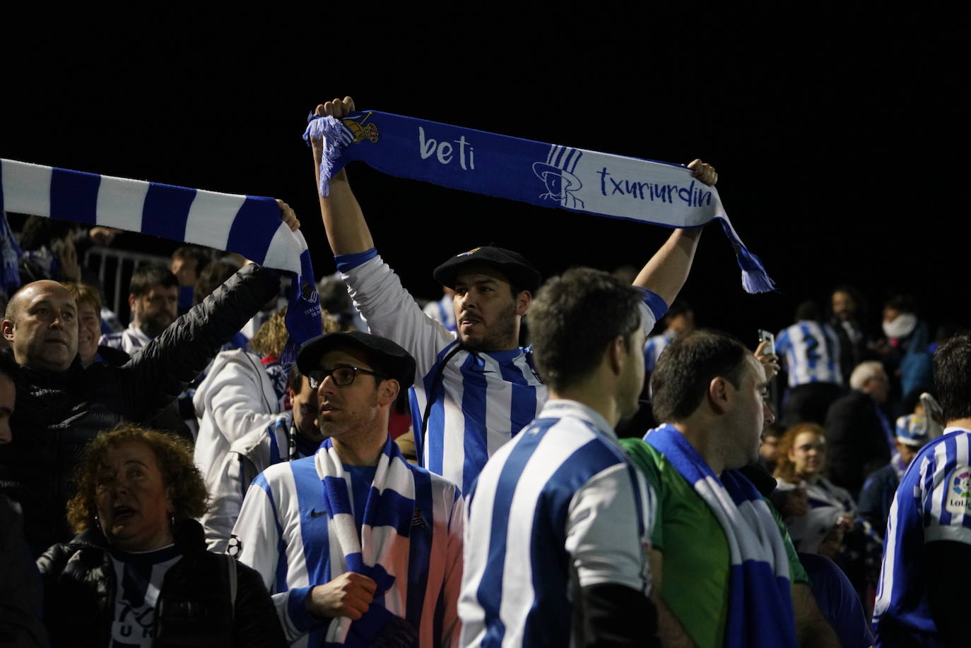 La afición de la Real Sociedad disfruta en las calles de la localidad burgalesa antes del Mirandés-Real.