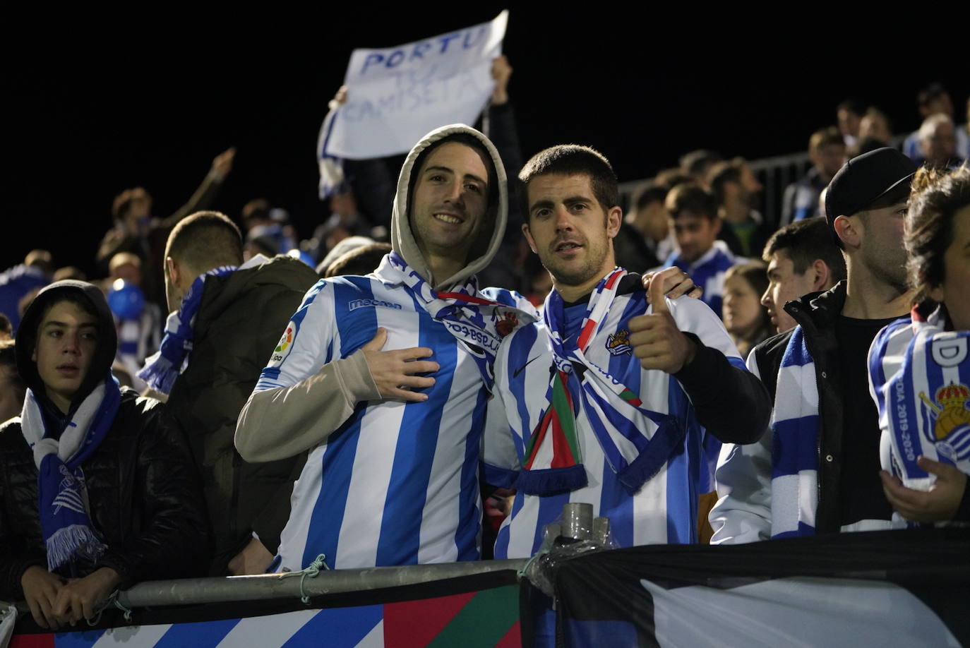 La afición de la Real Sociedad disfruta en las calles de la localidad burgalesa antes del Mirandés-Real.