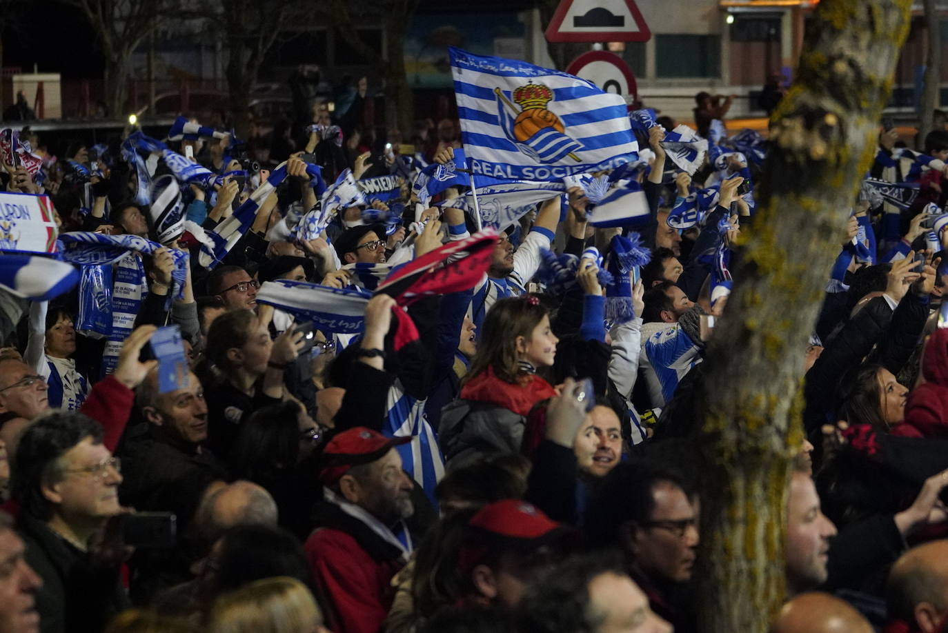 La afición de la Real Sociedad disfruta en las calles de la localidad burgalesa antes del Mirandés-Real.