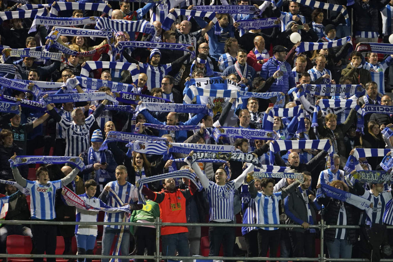 Así han celebrado los jugadores de la Real Sociedad y la afición la victoria que les permitirá jugar 32 años después una final de Copa del Rey