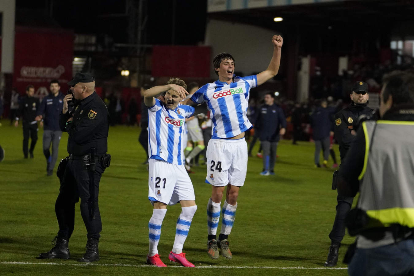 Así han celebrado los jugadores de la Real Sociedad y la afición la victoria que les permitirá jugar 32 años después una final de Copa del Rey