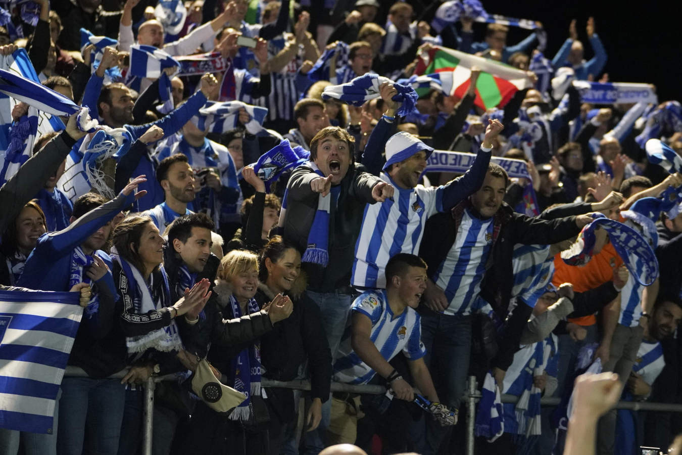 Así han celebrado los jugadores de la Real Sociedad y la afición la victoria que les permitirá jugar 32 años después una final de Copa del Rey