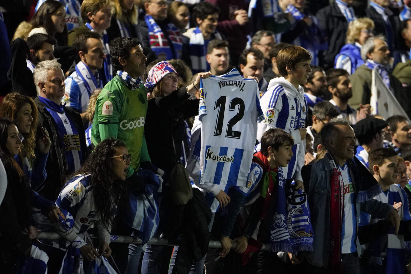 Así han celebrado los jugadores de la Real Sociedad y la afición la victoria que les permitirá jugar 32 años después una final de Copa del Rey