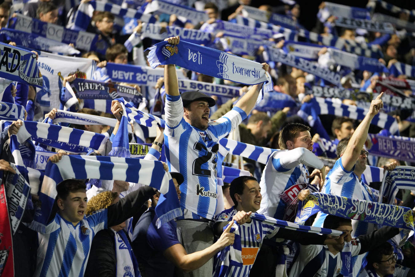 Así han celebrado los jugadores de la Real Sociedad y la afición la victoria que les permitirá jugar 32 años después una final de Copa del Rey