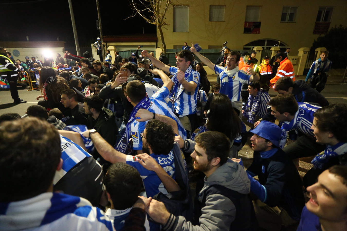 Así han celebrado los jugadores de la Real Sociedad y la afición la victoria que les permitirá jugar 32 años después una final de Copa del Rey