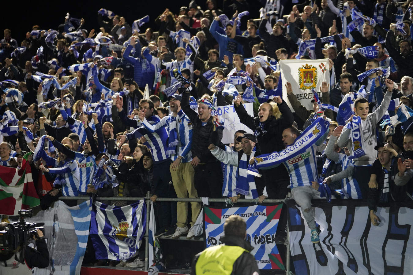 Así han celebrado los jugadores de la Real Sociedad y la afición la victoria que les permitirá jugar 32 años después una final de Copa del Rey