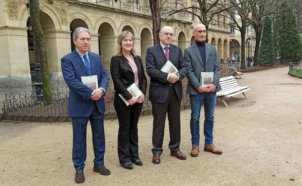 Patxi Salaberri, Garbiñe Mendizabal, Andres Urrutia eta Luis Mari Zaldua.
