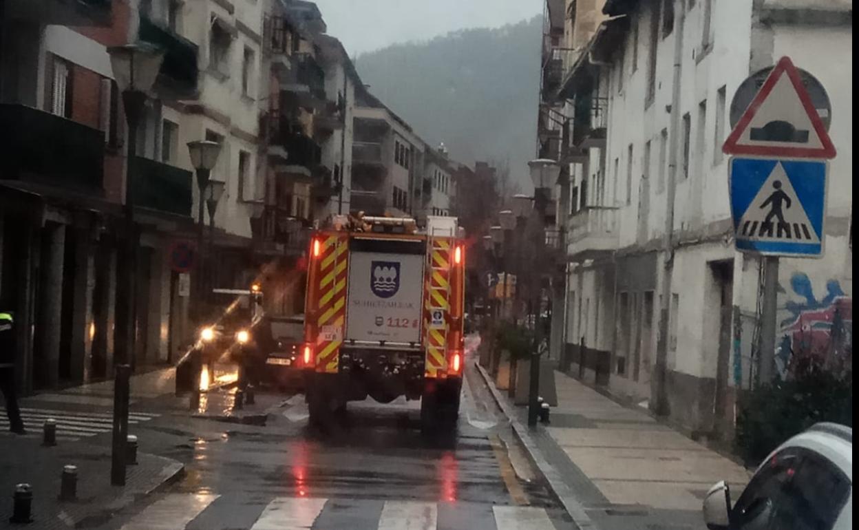 Un herido por quemaduras y una treintena de desalojados por un incendio en una vivienda de Orio