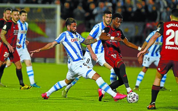 Willian José, que fue la sorpresa anoche en la alineación, presiona a Malsa. 