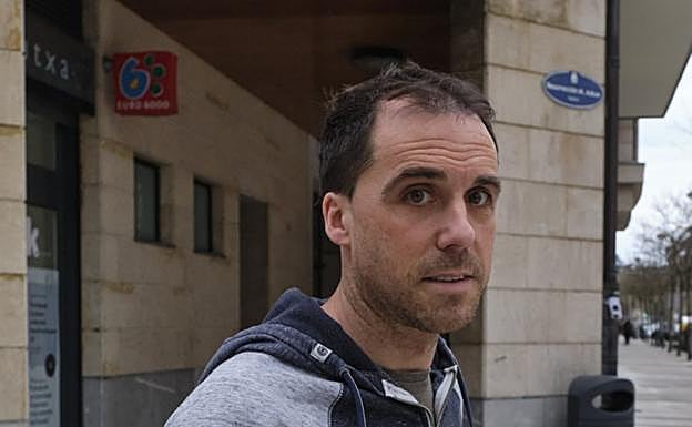 Mikel Uralde, ayer, ante una entidad bancaria en Donostia. 