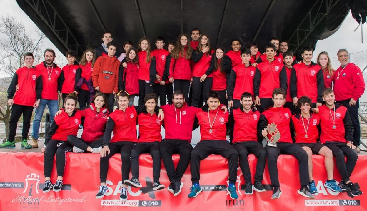 Equipo de Santiagotarrak-Urbycolan que logró el triunfo en el Campeonato de Euskadi en casa. 