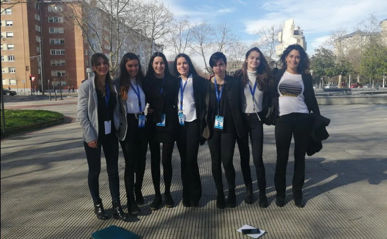 Las alumnas y profesora que participaron en la EYP de Vitoria-Gasteiz.