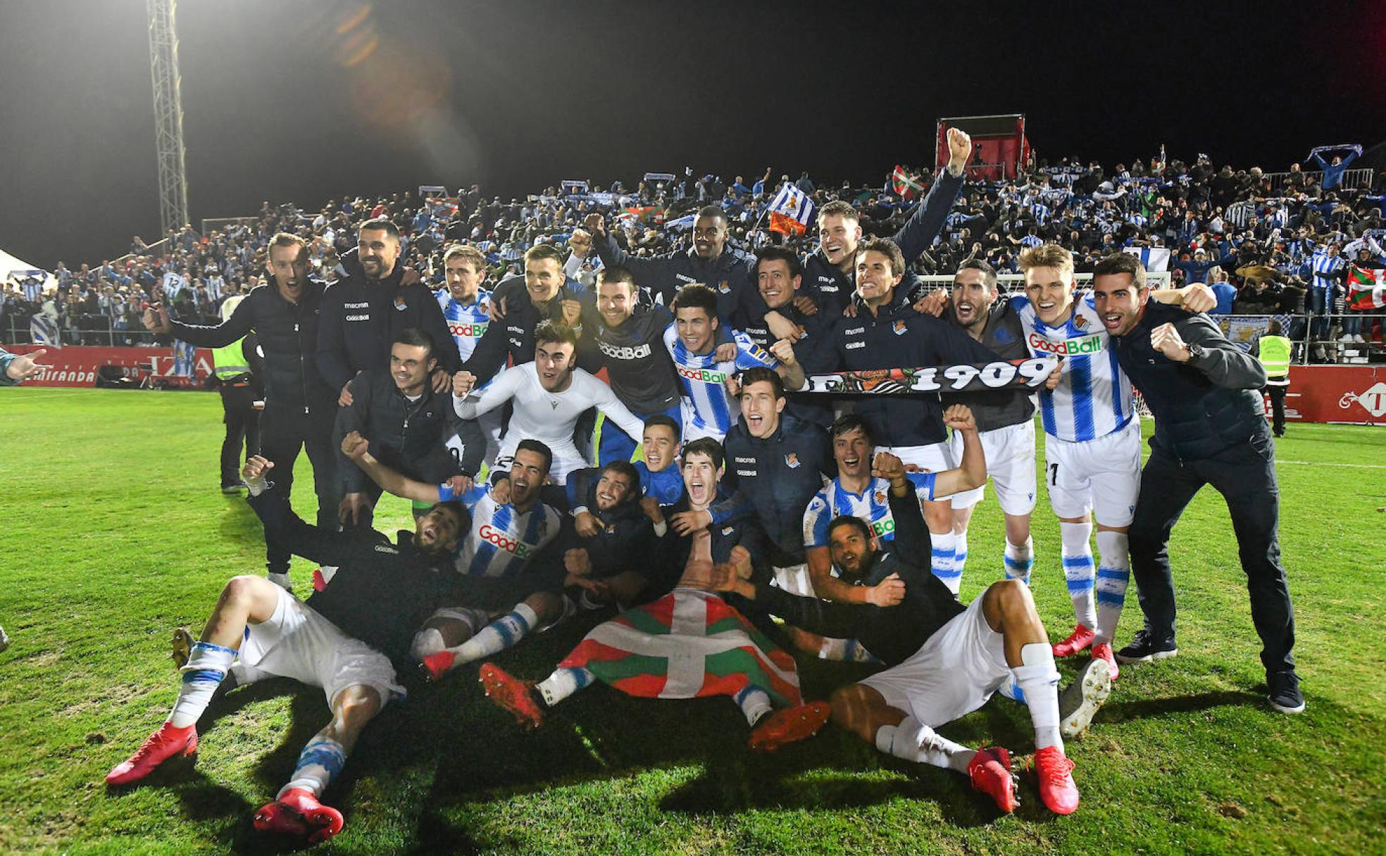 Éxtasis de los jugadores y la afición al término del partido contra el Mirandés. 