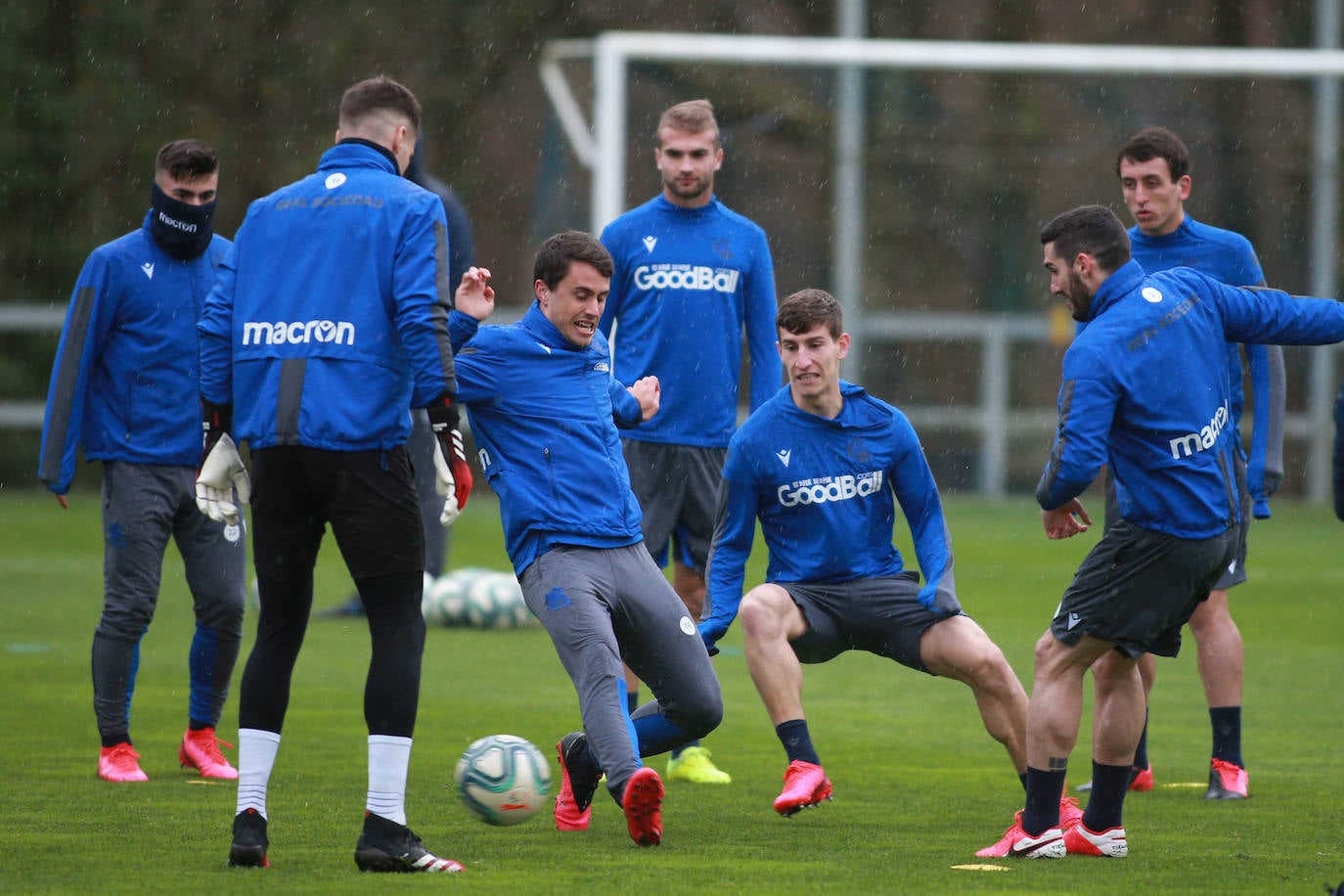 Los txuri-urdines se han ejercitado a puerta cerrada.