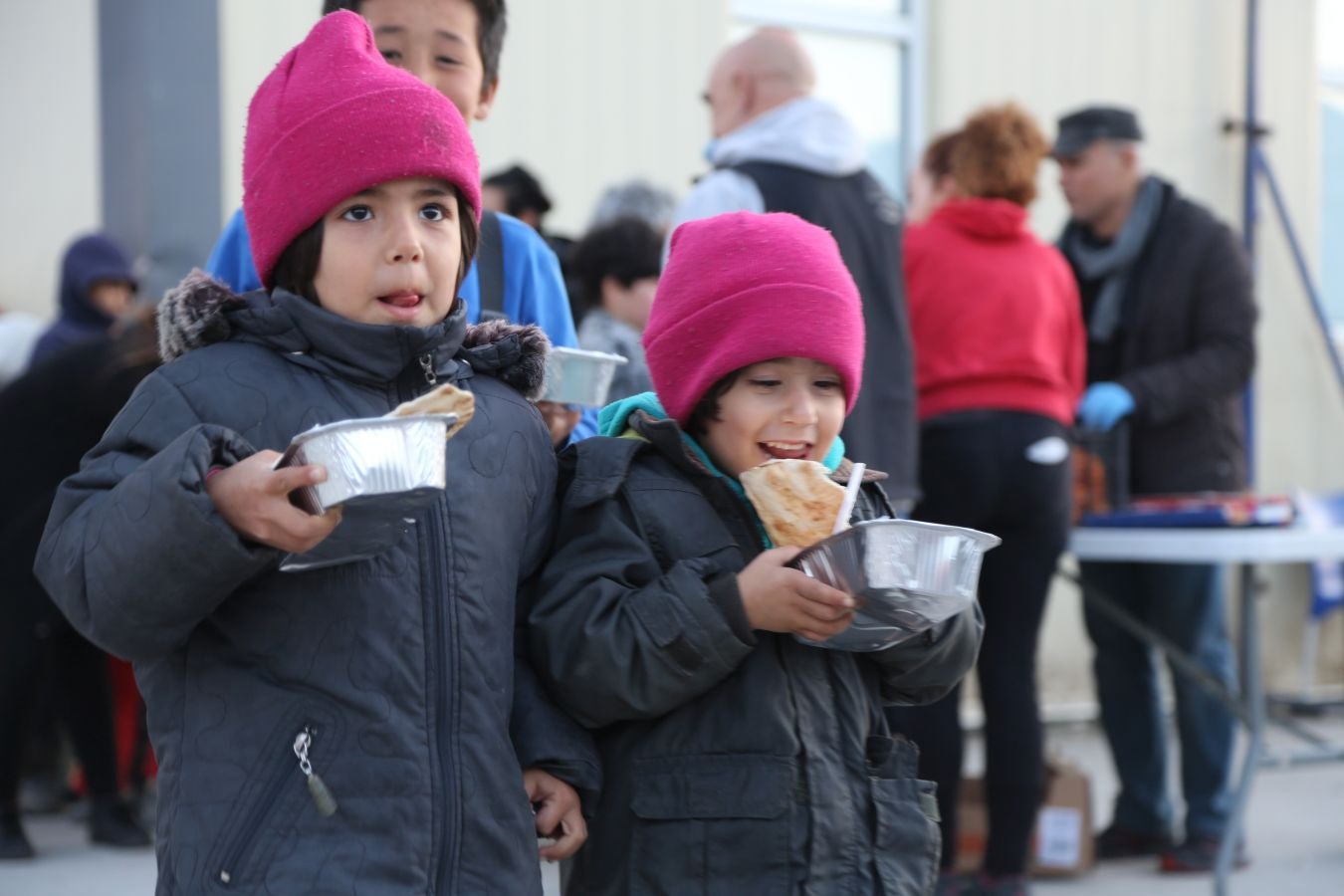 La isla griega de Lesbos alberga el mayor campo de refugiados de Europa. Fue creado para 3.000 personas pero ya supera los 20.000, y continúa creciendo. La ONG Zaporeak Solidario colabora repartiendo unas 1.500 raciones diarias a los refugiados