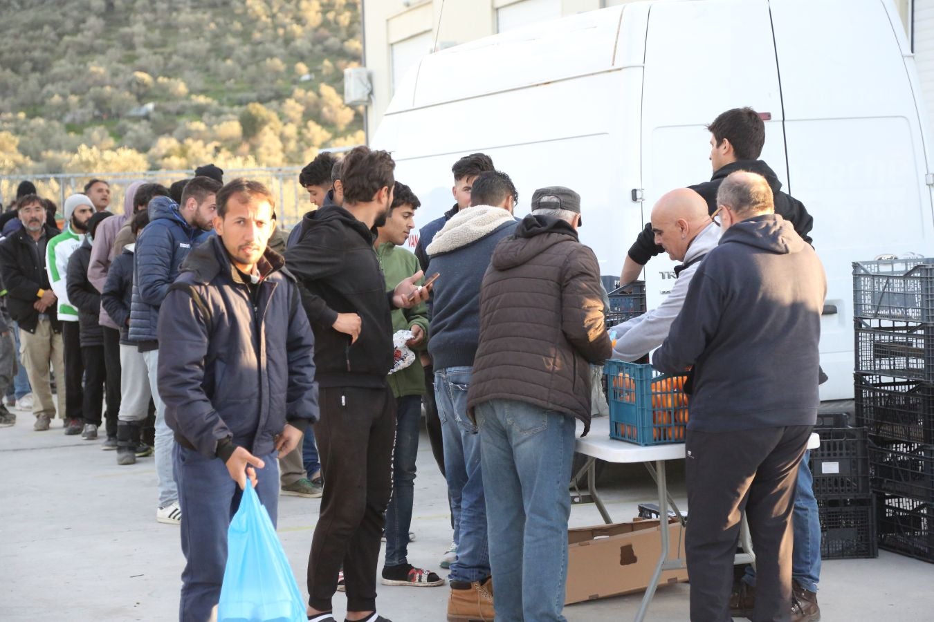 La isla griega de Lesbos alberga el mayor campo de refugiados de Europa. Fue creado para 3.000 personas pero ya supera los 20.000, y continúa creciendo. La ONG Zaporeak Solidario colabora repartiendo unas 1.500 raciones diarias a los refugiados