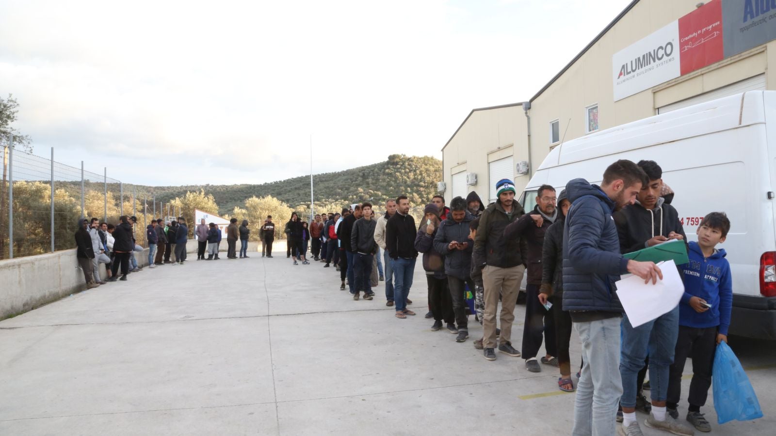 La isla griega de Lesbos alberga el mayor campo de refugiados de Europa. Fue creado para 3.000 personas pero ya supera los 20.000, y continúa creciendo. La ONG Zaporeak Solidario colabora repartiendo unas 1.500 raciones diarias a los refugiados