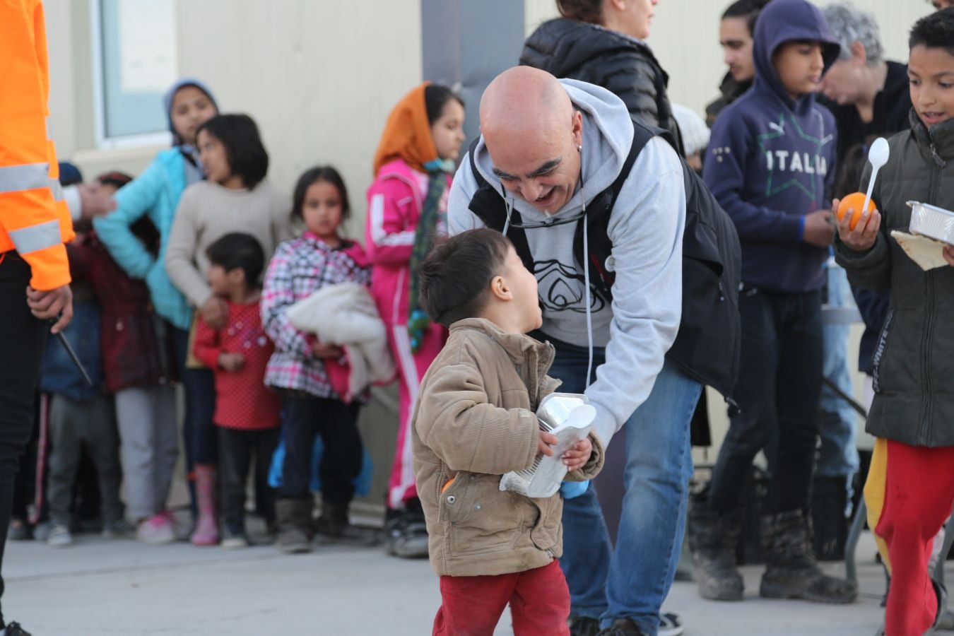 La isla griega de Lesbos alberga el mayor campo de refugiados de Europa. Fue creado para 3.000 personas pero ya supera los 20.000, y continúa creciendo. La ONG Zaporeak Solidario colabora repartiendo unas 1.500 raciones diarias a los refugiados