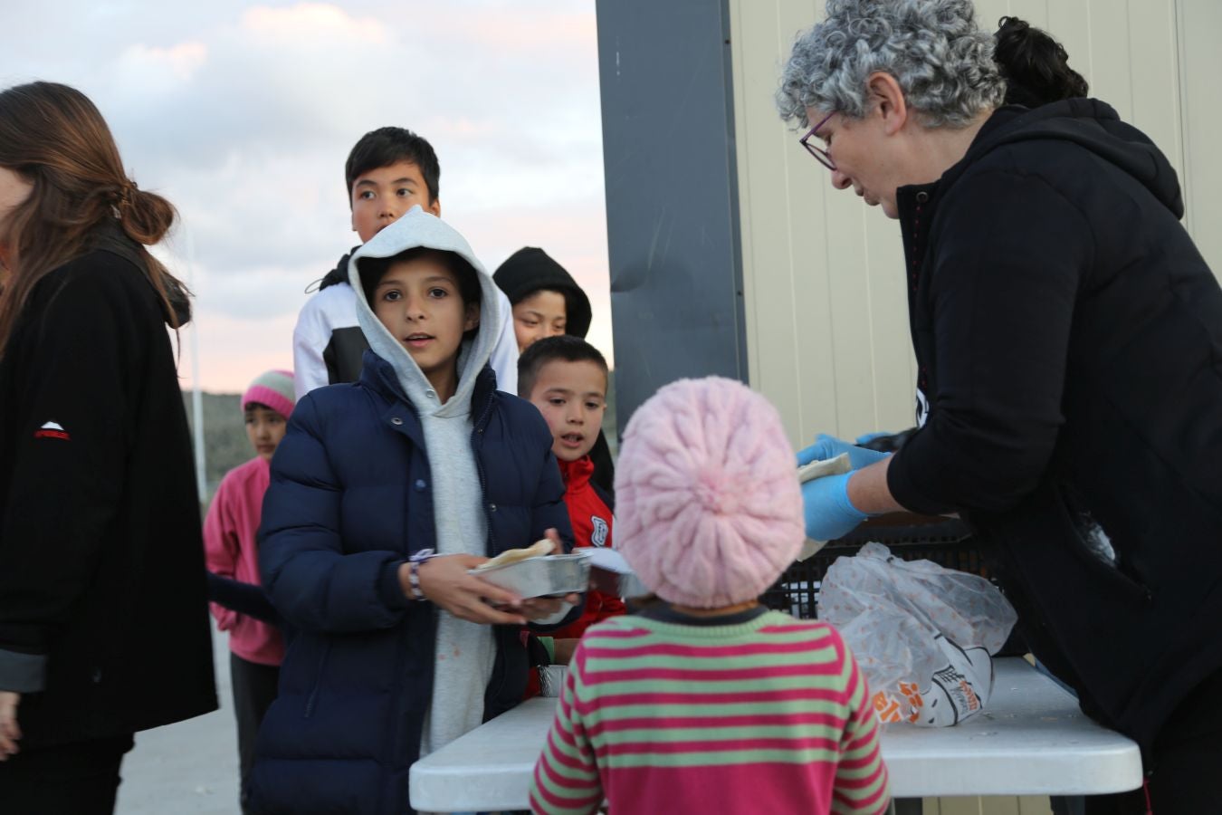 La isla griega de Lesbos alberga el mayor campo de refugiados de Europa. Fue creado para 3.000 personas pero ya supera los 20.000, y continúa creciendo. La ONG Zaporeak Solidario colabora repartiendo unas 1.500 raciones diarias a los refugiados