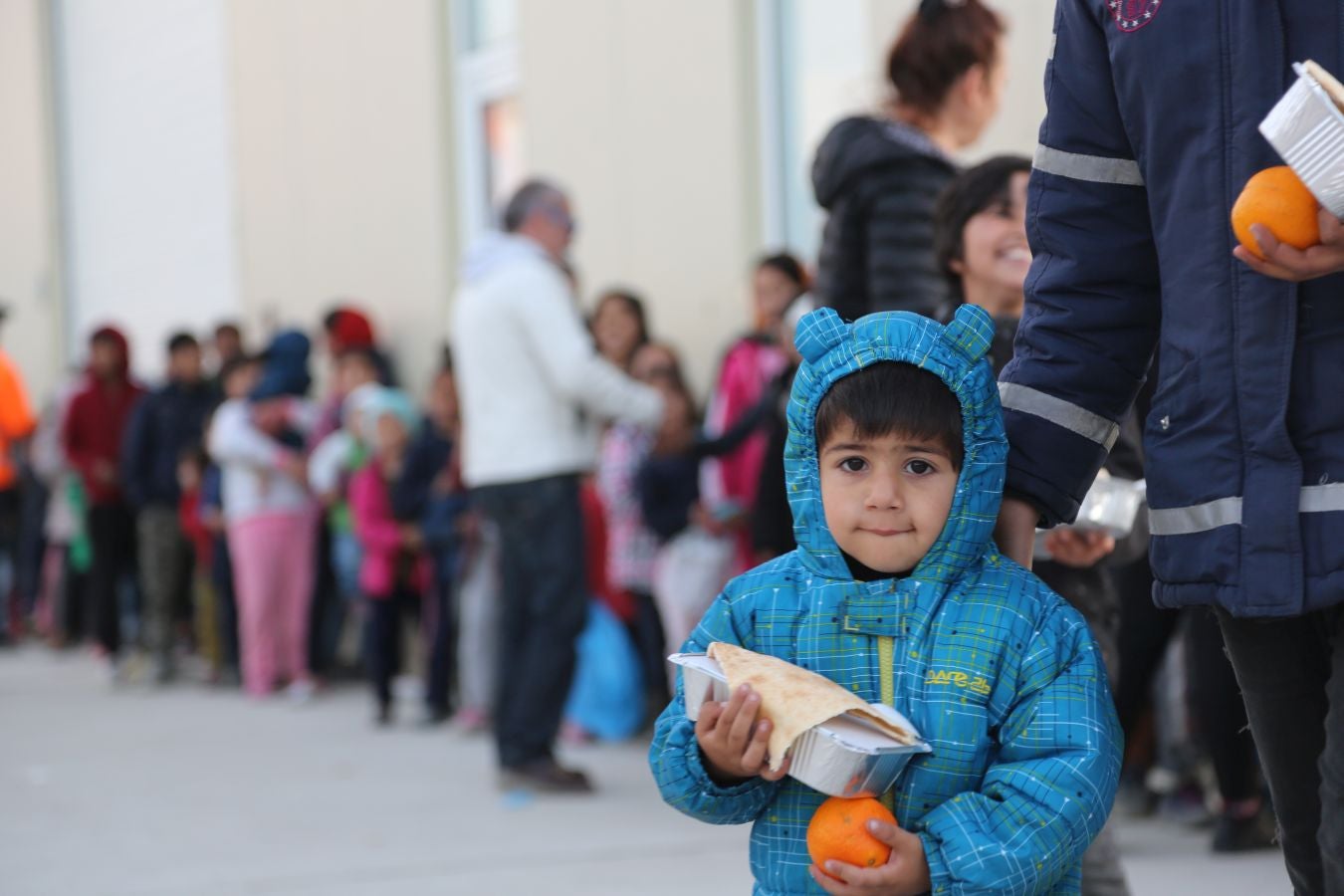 La isla griega de Lesbos alberga el mayor campo de refugiados de Europa. Fue creado para 3.000 personas pero ya supera los 20.000, y continúa creciendo. La ONG Zaporeak Solidario colabora repartiendo unas 1.500 raciones diarias a los refugiados