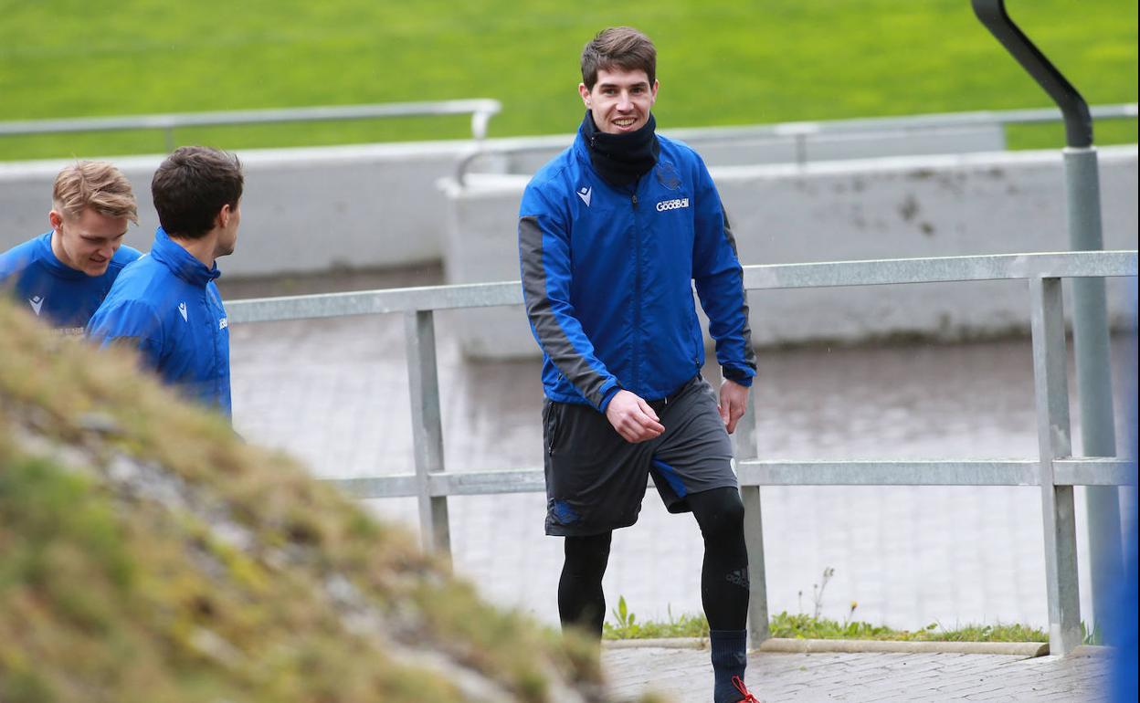 Aritz Elustondo se dirige al campo Z2 a entrenar este viernes en Zubieta.