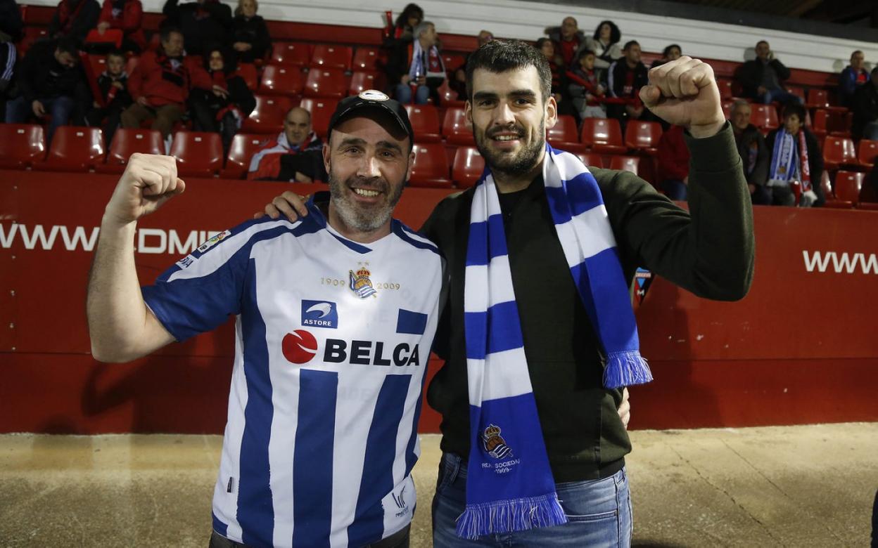 Josetxo Askaiturrieta Ezkurdia y el pelotari Joseba Ezkurdia, primos, lucen su alegría en Anduva. 