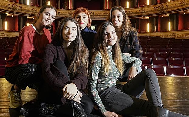 De izquierda a derecha, Ainhoa Larrañaga; Lore Billelabeitia y Cris Lizarraga, de Belako; Sara Zozaya y Maren, sobre el escenario del Victoria Eugenia. 