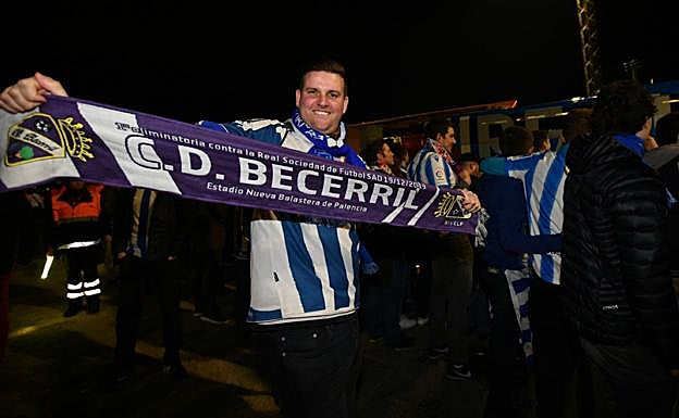 Un aficionado de la Real, con una bufanda del Becerril en Anduva. 