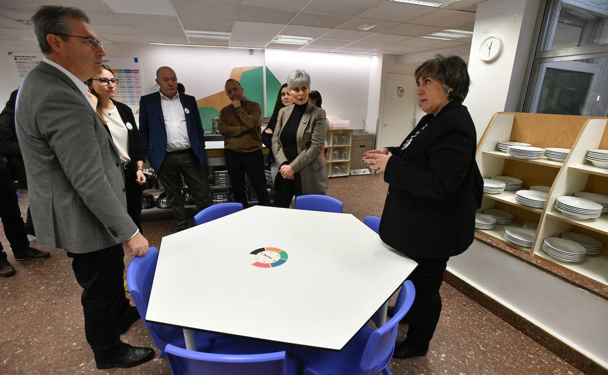 Olano ha visitado las nuevas instalaciones del comedor de Jesuitak de Donostia.