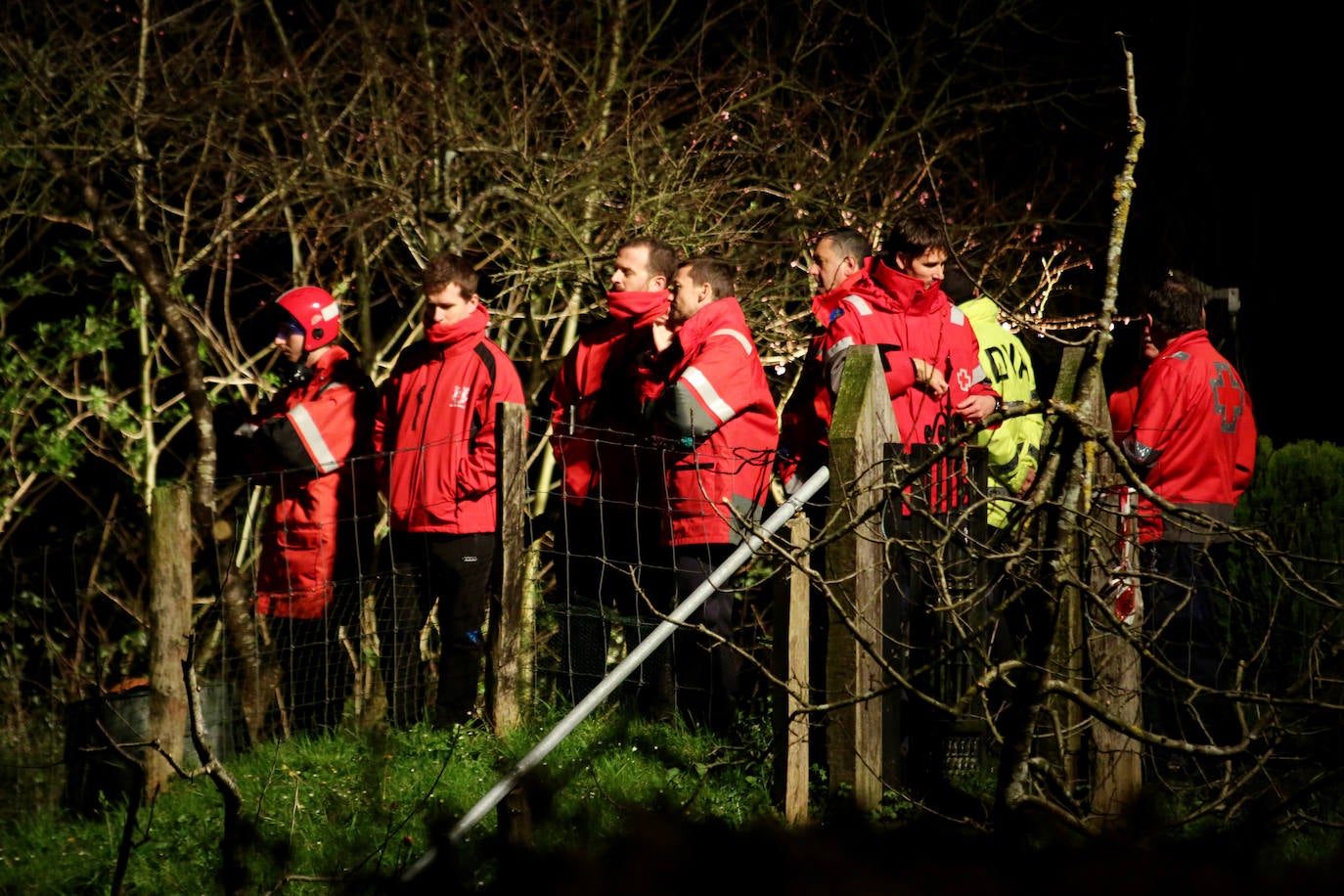 Las imágenes de la búsqueda de dos hombres de Hernani y una mujer de Vitoria que se encuentran desaparecidos tras caer con el coche al río Urumea a la altura del barrio Osinaga de Hernani.