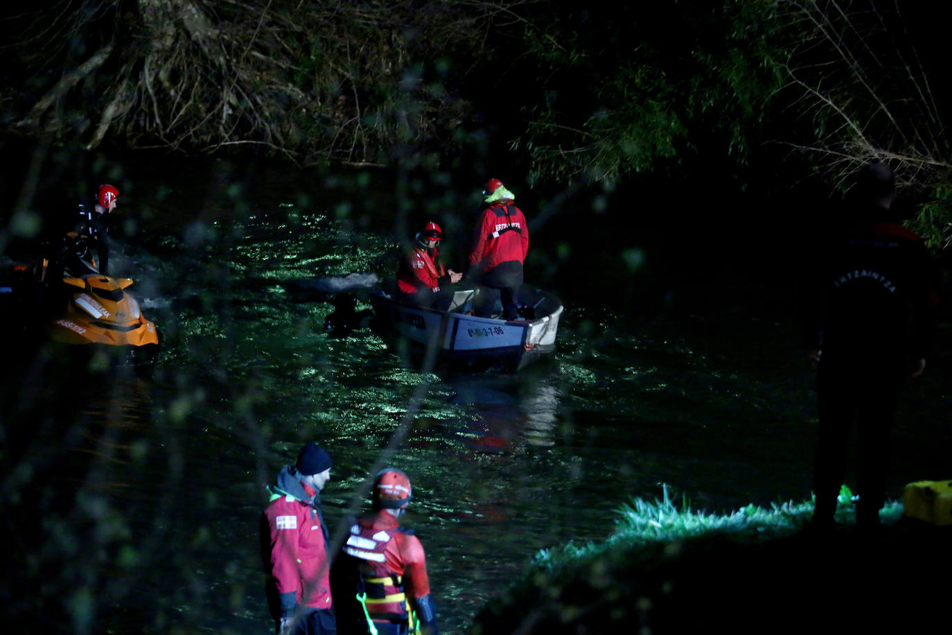 Las imágenes de la búsqueda de dos hombres de Hernani y una mujer de Vitoria que se encuentran desaparecidos tras caer con el coche al río Urumea a la altura del barrio Osinaga de Hernani.